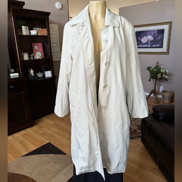 Regent Park white raincoat w/lining for cold days-size L - Picture 1 of 11